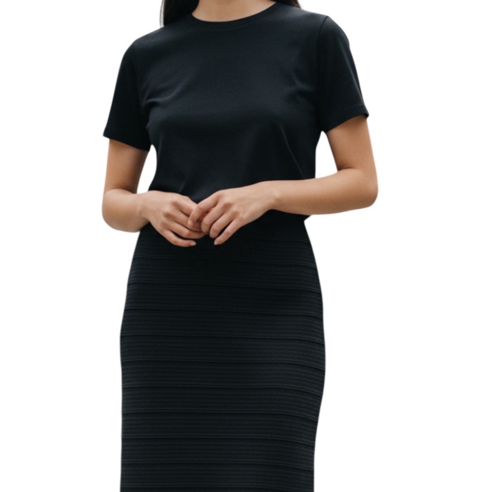 Zara Black Textured stretch Skirt with back  Zipper.  Ribbed, Size Medium - Picture 7 of 7